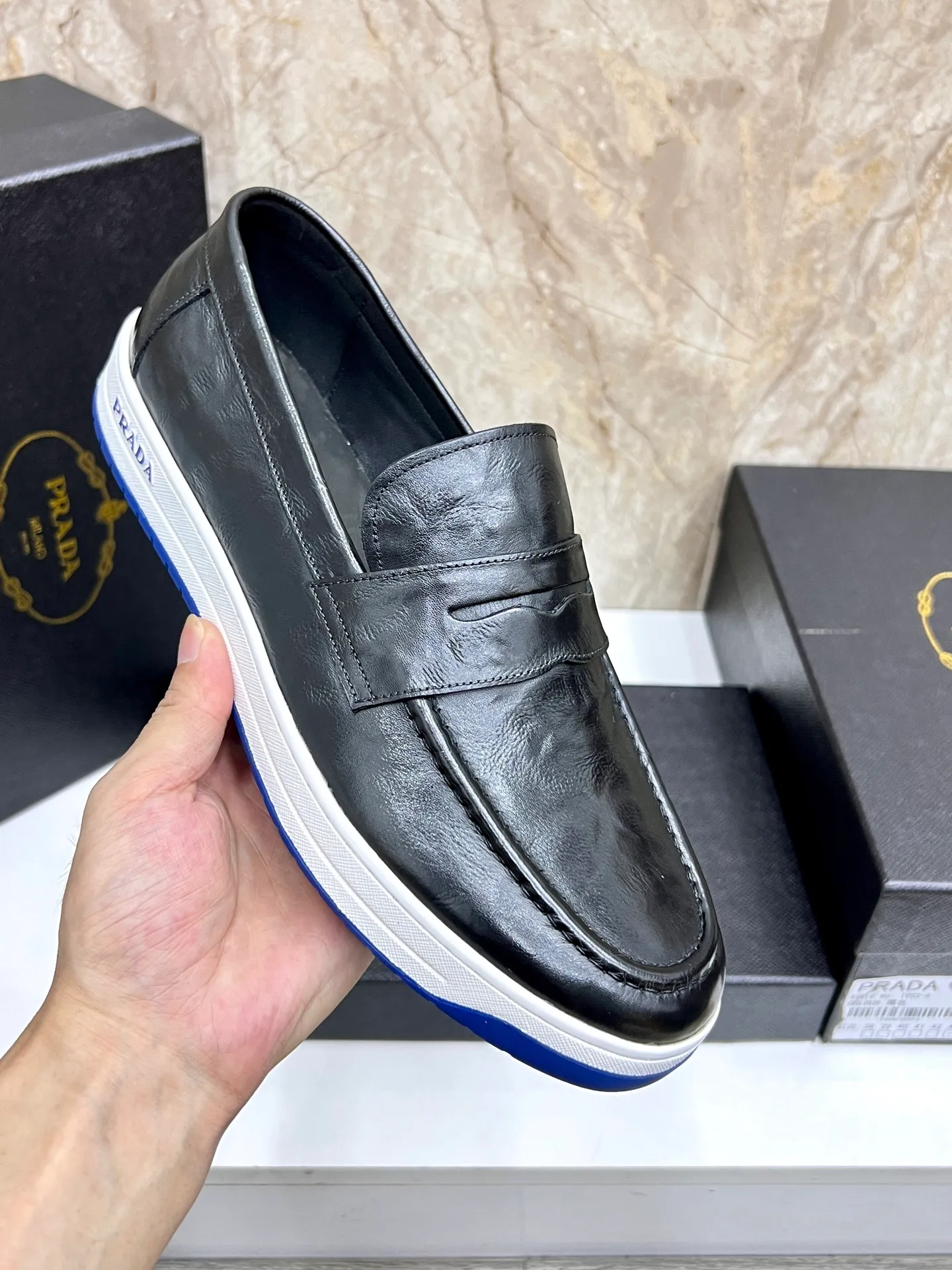 💰620 Prada classic men’s lace-up casual shoes｜Imported cowhide upper｜Layered stitching design on the upper Lightweight and breathable｜Soft and comfortable｜PRADA letters on the side｜Distinctive sporty style Showing the brand style｜Lightweight embossed rubber sole｜With cowhide foot pad lining｜Excellent foot feel Fashionable and elegant｜Size: 38-44 (customized at 45)